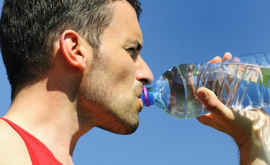 Để có cơ thể khỏe mạnh, uống nhiều nước mỗi ngày là rất cần thiết, nhất là những nam giới đang mắc chứng bệnh liệt dương.
