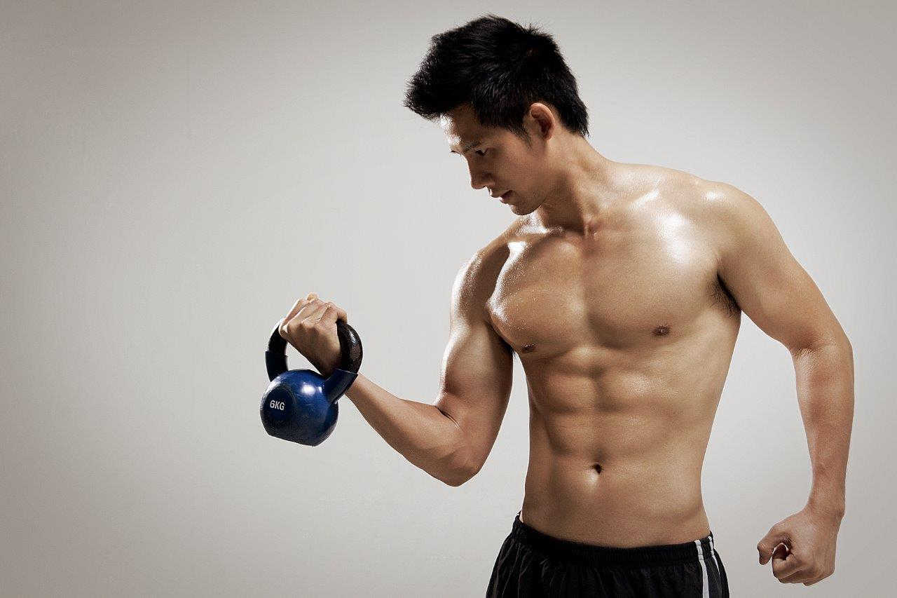 Nam giới tập tại mỗi ngày không chỉ giúp cơ bắp trở nên săn chắc hơn, mà còn kích thích cơ thể tăng cường sản sinh nội tiết tố nam testosterone