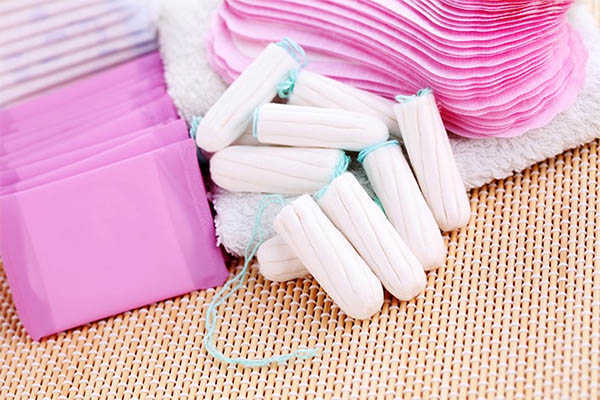 Sử dụng băng vệ sinh không đạt chuẩn là một trong những nguyên nhân khiến nhiều chị em bị viêm âm đạo do nấm