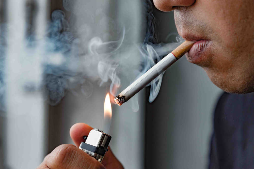 Những nam giới có thói quen hút thuốc lá trong thời gian dài sẽ làm tăng nguy cơ rối loạn chức năng cương dương